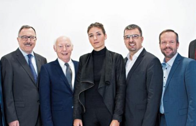Die Winkels-Führungsriege (v.l.): Helmut Strohmeyer, Gerhard Kaufmann, Jürgen Eckardt, Denise Kaufmann, Dieter Hamel, Heiko Ursprung, Dr. Alexander Granget.  Foto: p