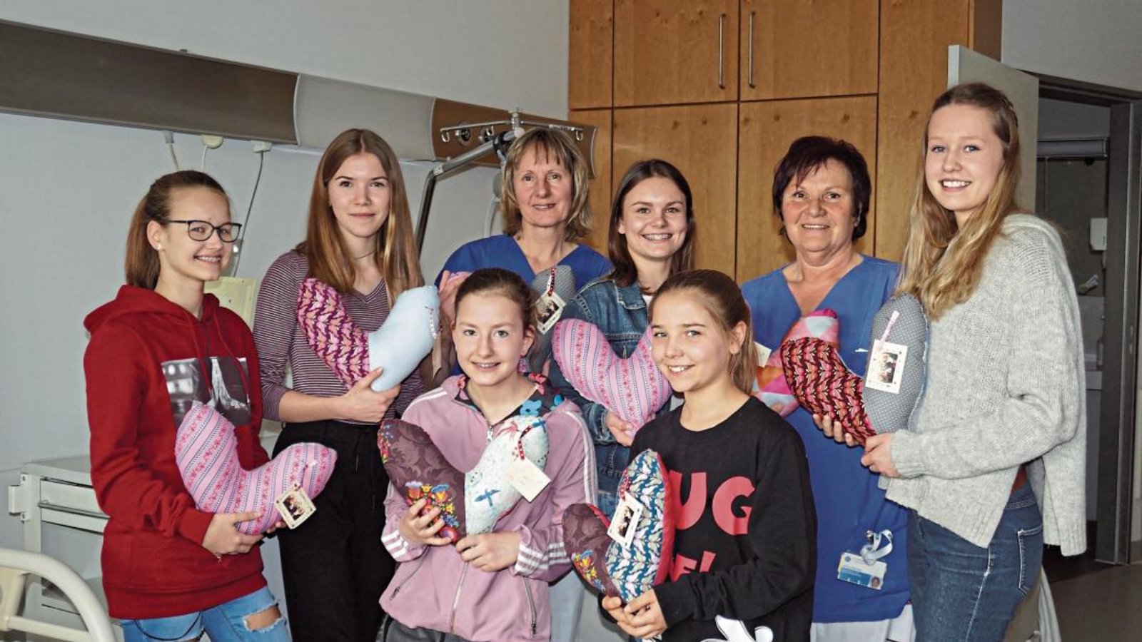 Lara Mühlfelder, Marie Prella, Selina Schneeweis, Schwester Monika, Jasmin Schneeweis, Lilly Prella, Schwester Sylvia und Isabelle Bleicher (von links) bei der Übergabe der Herzkissen an die Station 3 B des Krankenhauses Bietigheim.  Foto: p