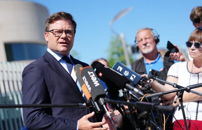 Bundesumweltminister Carsten Schneider (SPD) will eine neue Gemeinschaftsaufgabe ins Grundgesetz einfügen. Dafür bräuchte er eine Zwei-Drittel-Mehrheit im Bundestag.<span class='image-autor'>Kay Nietfeld/dpa</span>