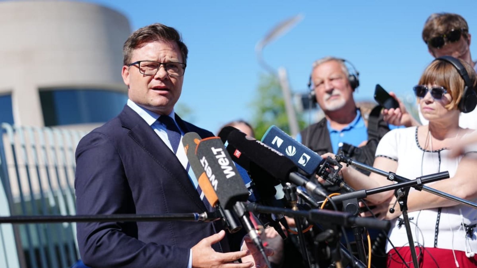 Bundesumweltminister Carsten Schneider (SPD) will eine neue Gemeinschaftsaufgabe ins Grundgesetz einfügen. Dafür bräuchte er eine Zwei-Drittel-Mehrheit im Bundestag.Kay Nietfeld/dpa Bundesumweltminister Carsten Schneider (SPD) will eine neue Gemeinschaftsaufgabe ins Grundgesetz einfügen. Dafür bräuchte er eine Zwei-Drittel-Mehrheit im Bundestag.Kay Nietfeld/dpa