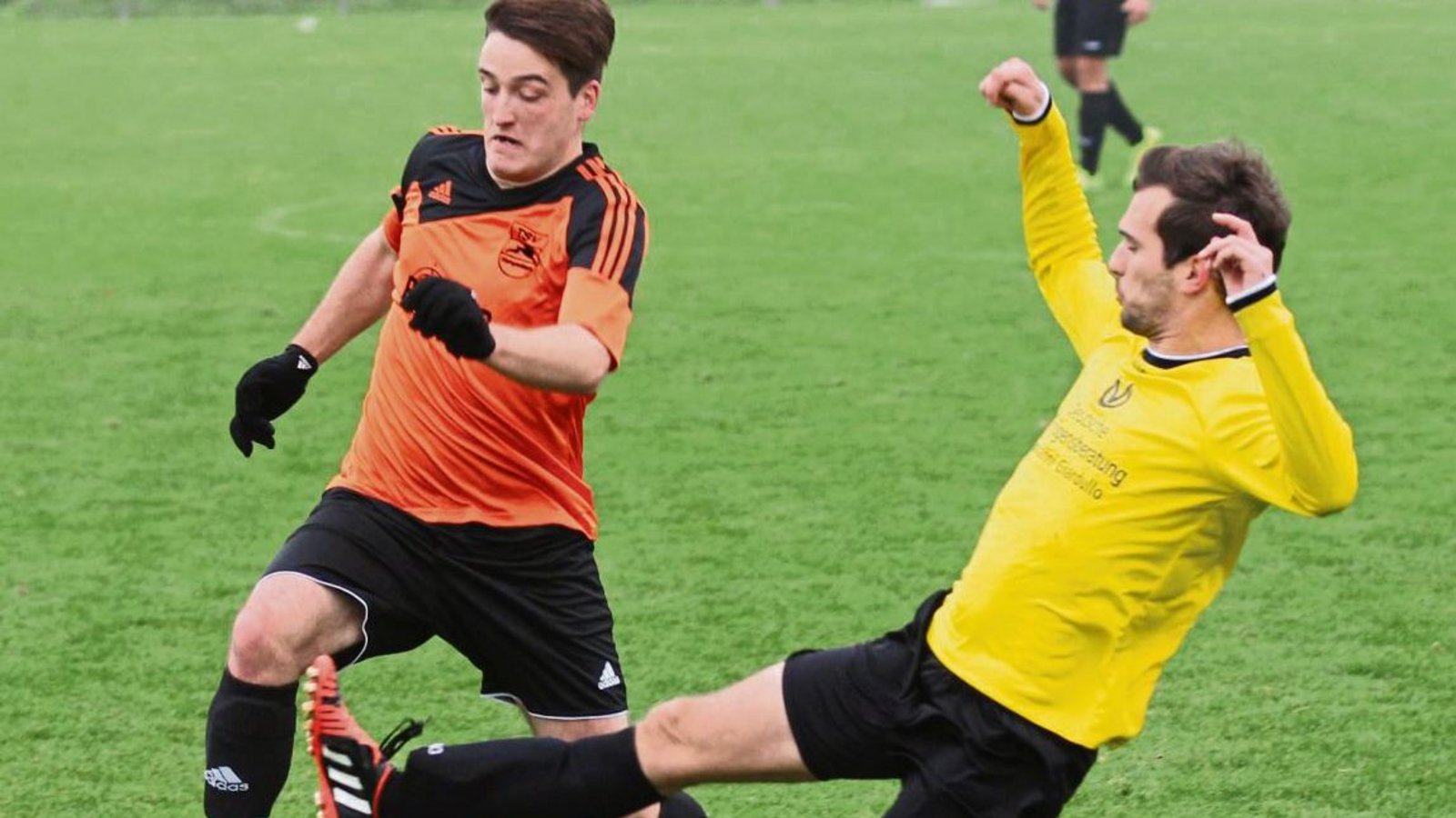 Jonas Mühleisen (links) und der TSV Kleinglattbach müssen am Sonntag auswärts gegen die SpVgg Bissingen ran. Foto: Nachreiner Jonas Mühleisen (links) und der TSV Kleinglattbach müssen am Sonntag auswärts gegen die SpVgg Bissingen ran. Foto: Nachreiner