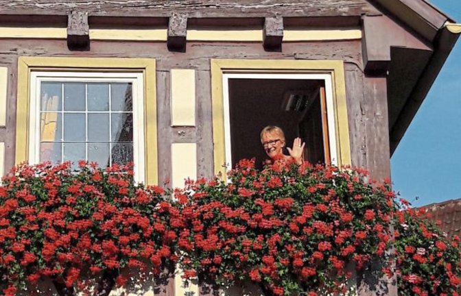 In Aurich freut sich das „Fräulein vom Rathaus“ über die üppige Blumenpracht.  sr