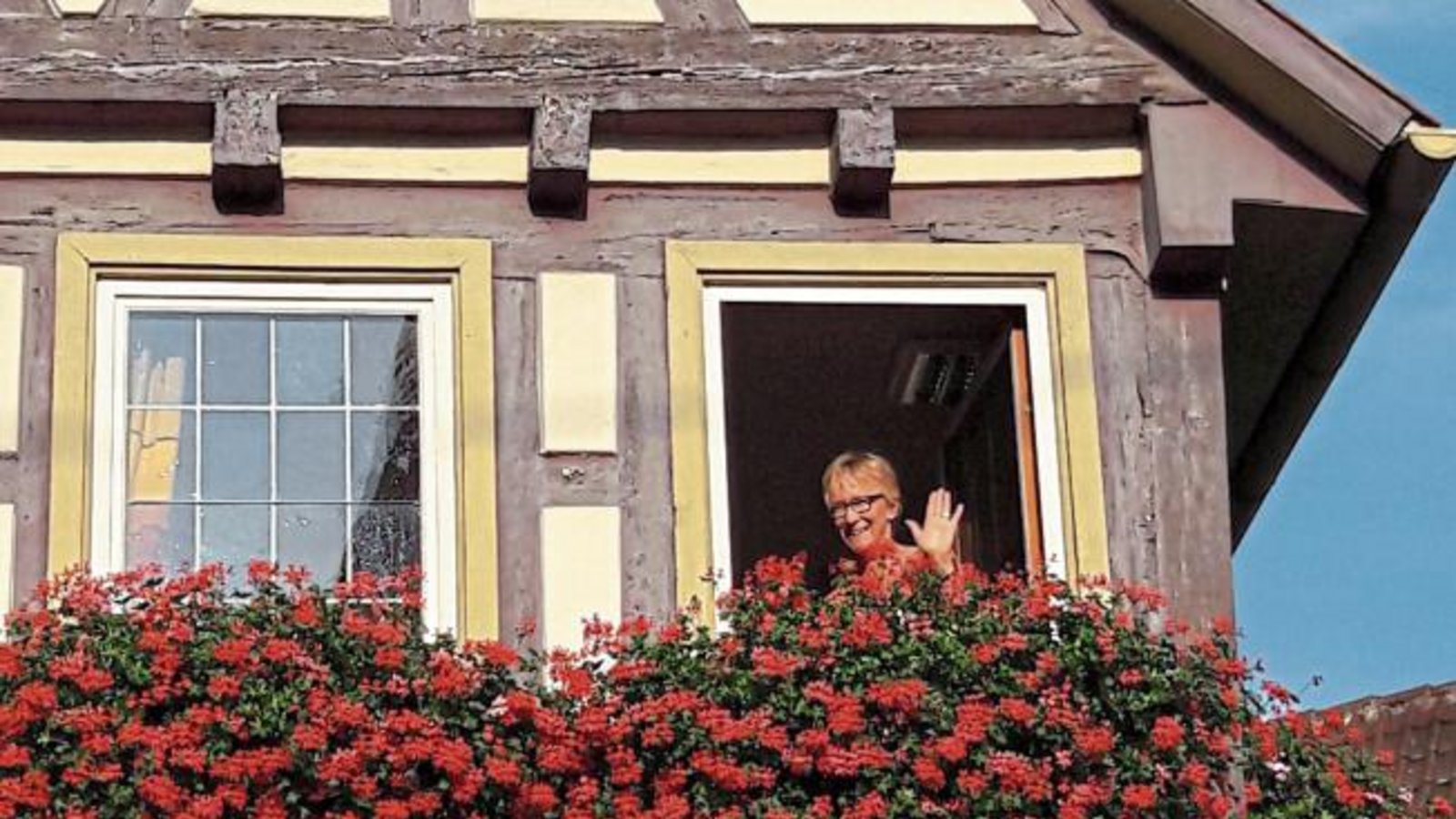 In Aurich freut sich das „Fräulein vom Rathaus“ über die üppige Blumenpracht.  sr