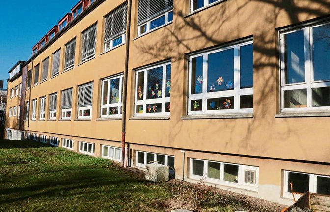 Im Kellergeschoss der Karl-Wengert-Schule in Illingen wird eine Mensa gebaut. Die Erde wird abgegraben und die Fenster deutlich vergrößert, so dass genug Licht in die Räume kommt. Foto: Bögel