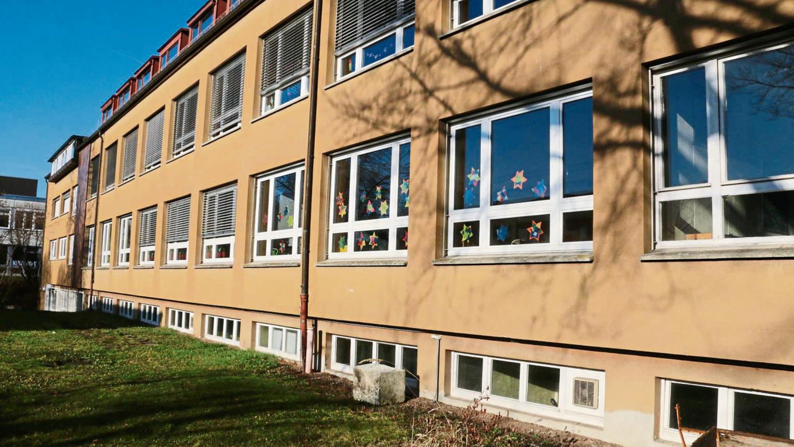 Im Kellergeschoss der Karl-Wengert-Schule in Illingen wird eine Mensa gebaut. Die Erde wird abgegraben und die Fenster deutlich vergrößert, so dass genug Licht in die Räume kommt. Foto: Bögel Im Kellergeschoss der Karl-Wengert-Schule in Illingen wird eine Mensa gebaut. Die Erde wird abgegraben und die Fenster deutlich vergrößert, so dass genug Licht in die Räume kommt. Foto: Bögel