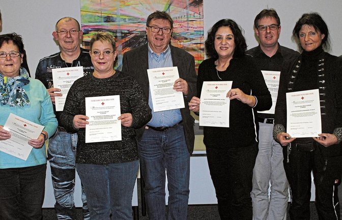 Rolf Schopf (links) und Harald Eiberger (rechts) ehrten die engagierten Blutspender Ulrike Tunn (von links), Dieter Jaillet, Ursula Jaillet, Martin Fasching, Irmgard Gayer, Oliver Böhmerle und Dorothee Wolf-Ahrens. Foto: Stahlfeld