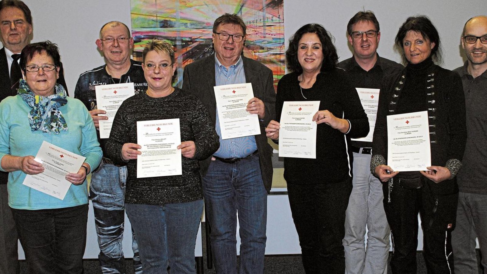 Rolf Schopf (links) und Harald Eiberger (rechts) ehrten die engagierten Blutspender Ulrike Tunn (von links), Dieter Jaillet, Ursula Jaillet, Martin Fasching, Irmgard Gayer, Oliver Böhmerle und Dorothee Wolf-Ahrens. Foto: Stahlfeld Rolf Schopf (links) und Harald Eiberger (rechts) ehrten die engagierten Blutspender Ulrike Tunn (von links), Dieter Jaillet, Ursula Jaillet, Martin Fasching, Irmgard Gayer, Oliver Böhmerle und Dorothee Wolf-Ahrens. Foto: Stahlfeld