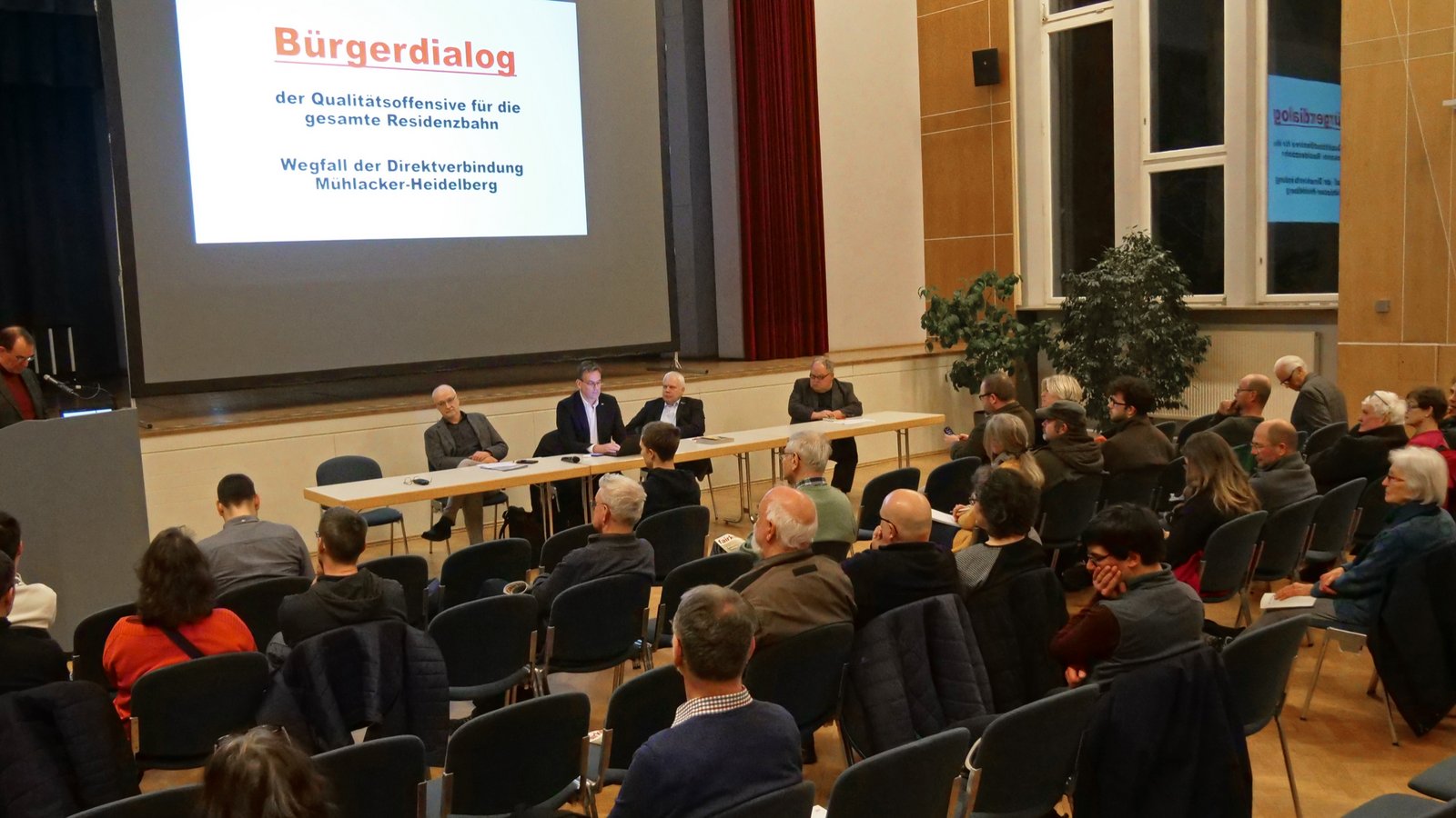 Beim Bürgerdialog im Uhlandbau sind Frank Schneider, Dietmar Maier, Erik Schweickert, Matthias Lieb und Günter Bächle (von links) im Dialog mit den Bürgern. Foto: Friedrich Beim Bürgerdialog im Uhlandbau sind Frank Schneider, Dietmar Maier, Erik Schweickert, Matthias Lieb und Günter Bächle (von links) im Dialog mit den Bürgern. Foto: Friedrich