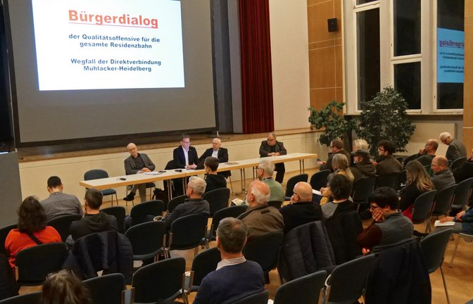 Beim Bürgerdialog im Uhlandbau sind Frank Schneider, Dietmar Maier, Erik Schweickert, Matthias Lieb und Günter Bächle (von links) im Dialog mit den Bürgern.  <span class='image-autor'>Foto: Friedrich</span>