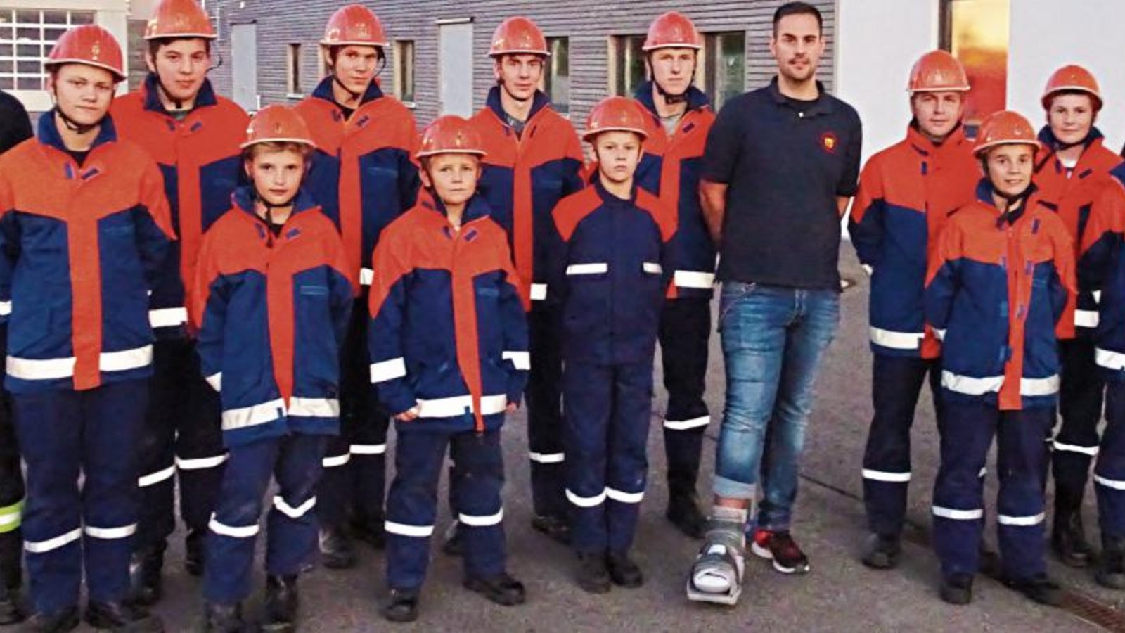 Die Sersheimer Jugendfeuerwehr mit ihren Betreuern Sebastian Mozer, Niklas Hesse und Daniel Heinzinger. Foto: p