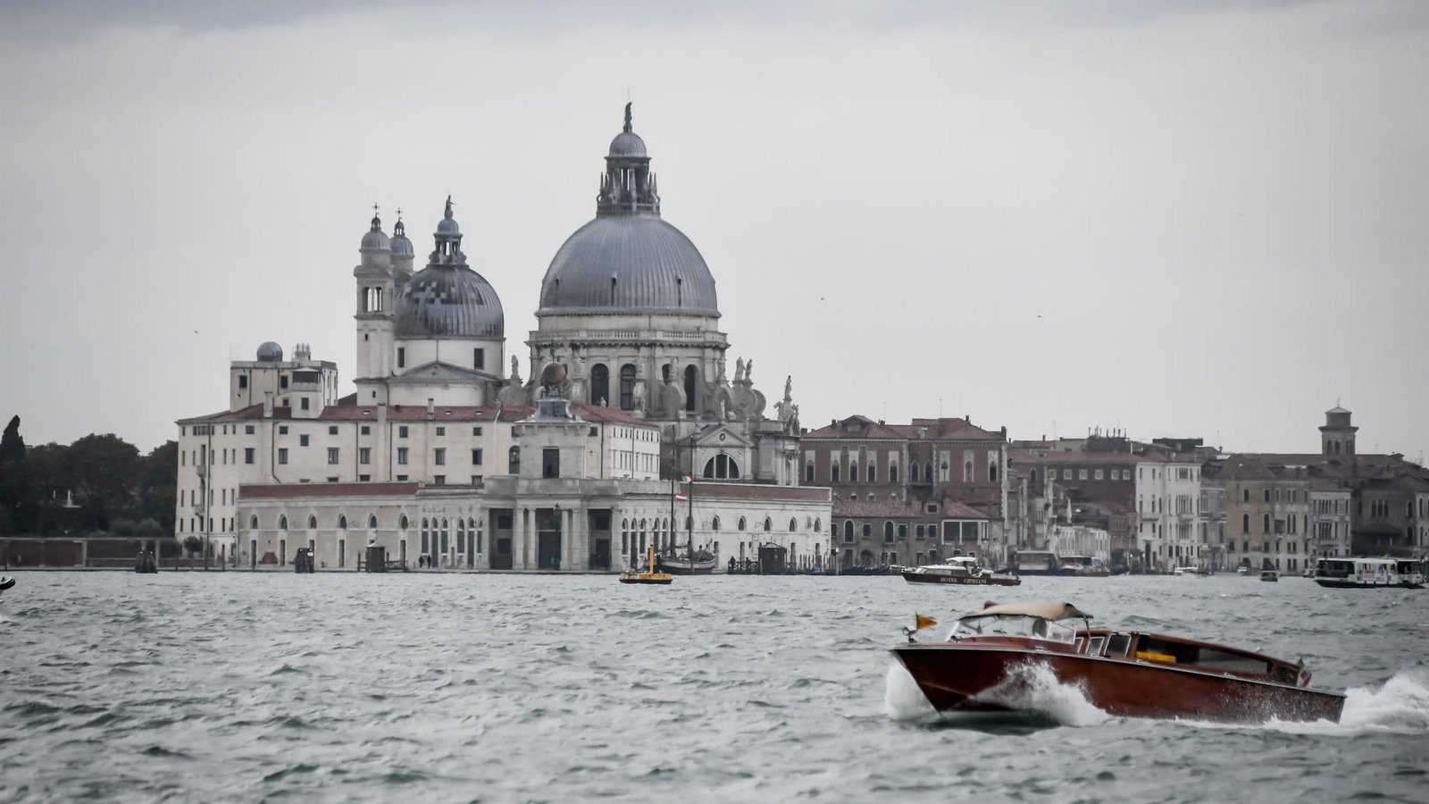 In der Lagune von Venedig sind viele Wassertaxis unterwegs. (Archivbild)Claudio Furlan/LaPresse via ZUMA Press/dpa In der Lagune von Venedig sind viele Wassertaxis unterwegs. (Archivbild)Claudio Furlan/LaPresse via ZUMA Press/dpa