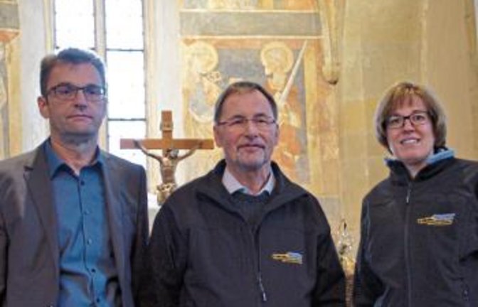Bezirksposaunenwart Christoph Schulze (links) mit dem Abschied nehmenden Emil Faigle und der Vorsitzenden des Posaunenchors Sabine Storch.  Fotos: p