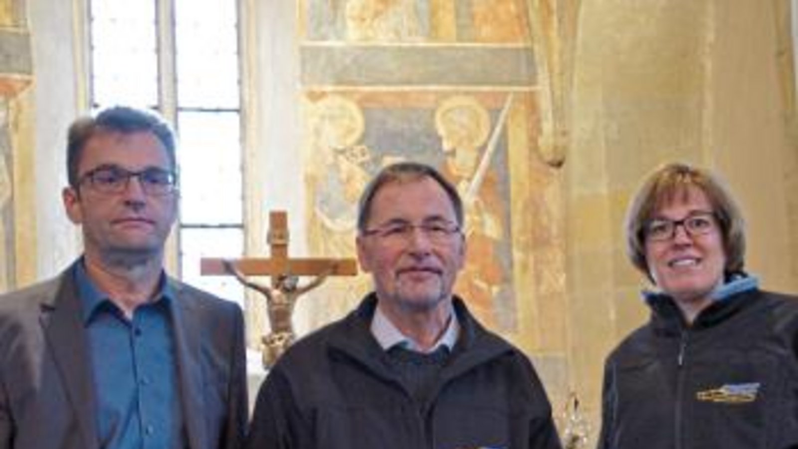 Bezirksposaunenwart Christoph Schulze (links) mit dem Abschied nehmenden Emil Faigle und der Vorsitzenden des Posaunenchors Sabine Storch. Fotos: p Bezirksposaunenwart Christoph Schulze (links) mit dem Abschied nehmenden Emil Faigle und der Vorsitzenden des Posaunenchors Sabine Storch. Fotos: p