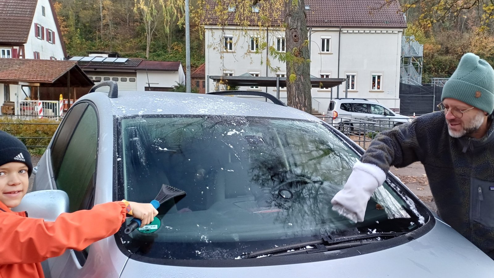 Der Winter klopft an. Wie gut, wenn man beim Eiskratzen fleißige Helfer hat.  Foto: sr