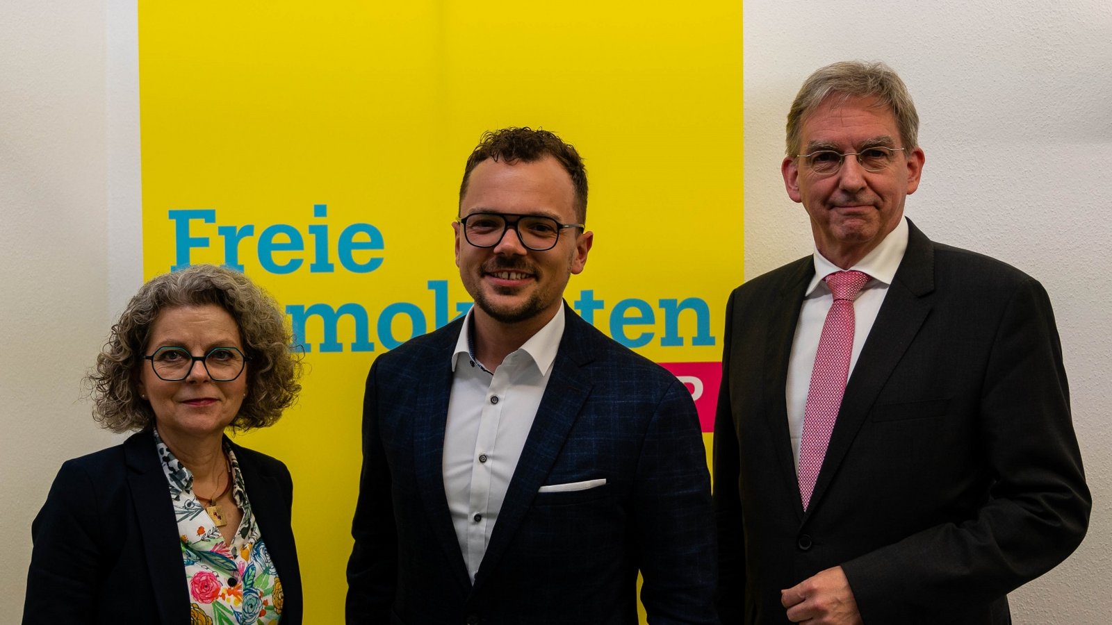 Europakandidat Rick Kirstein (Mitte) mit der FDP-Kreisvorsitzenden Viola Noack und Kreisgeschäftsführer Wolfgang Vogt.  Foto: p
