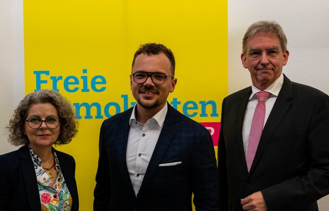 Europakandidat Rick Kirstein (Mitte) mit der FDP-Kreisvorsitzenden Viola Noack und Kreisgeschäftsführer Wolfgang Vogt.  <span class='image-autor'>Foto: p</span>