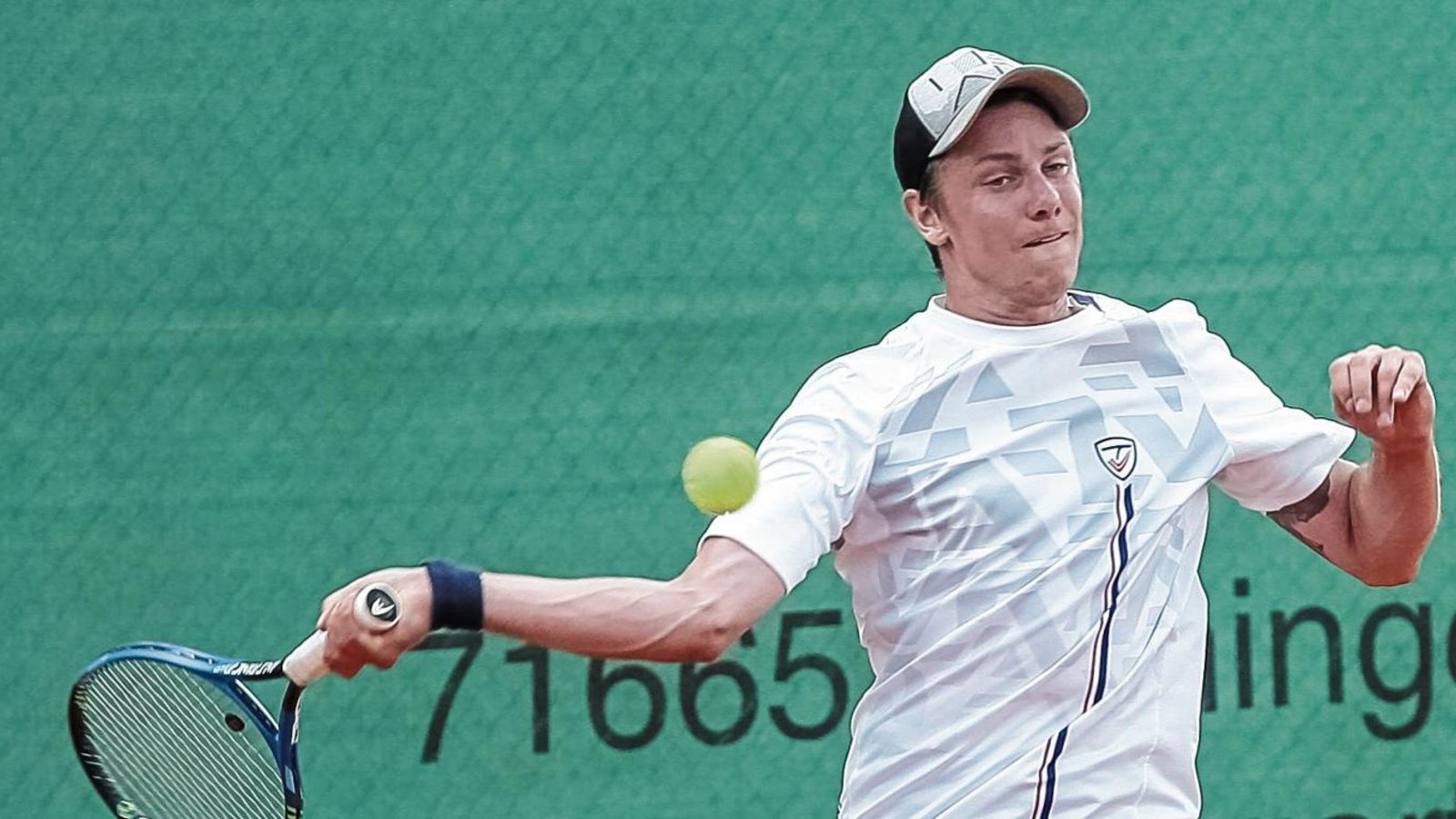 Im Einzel hat Sascha Wennagel den Match-Tiebreak gewonnen, im Doppel aber an der Seite von David Sodek verloren. Am Ende stand eine 4:5-Niederlage für den TVV. Foto: Simecek