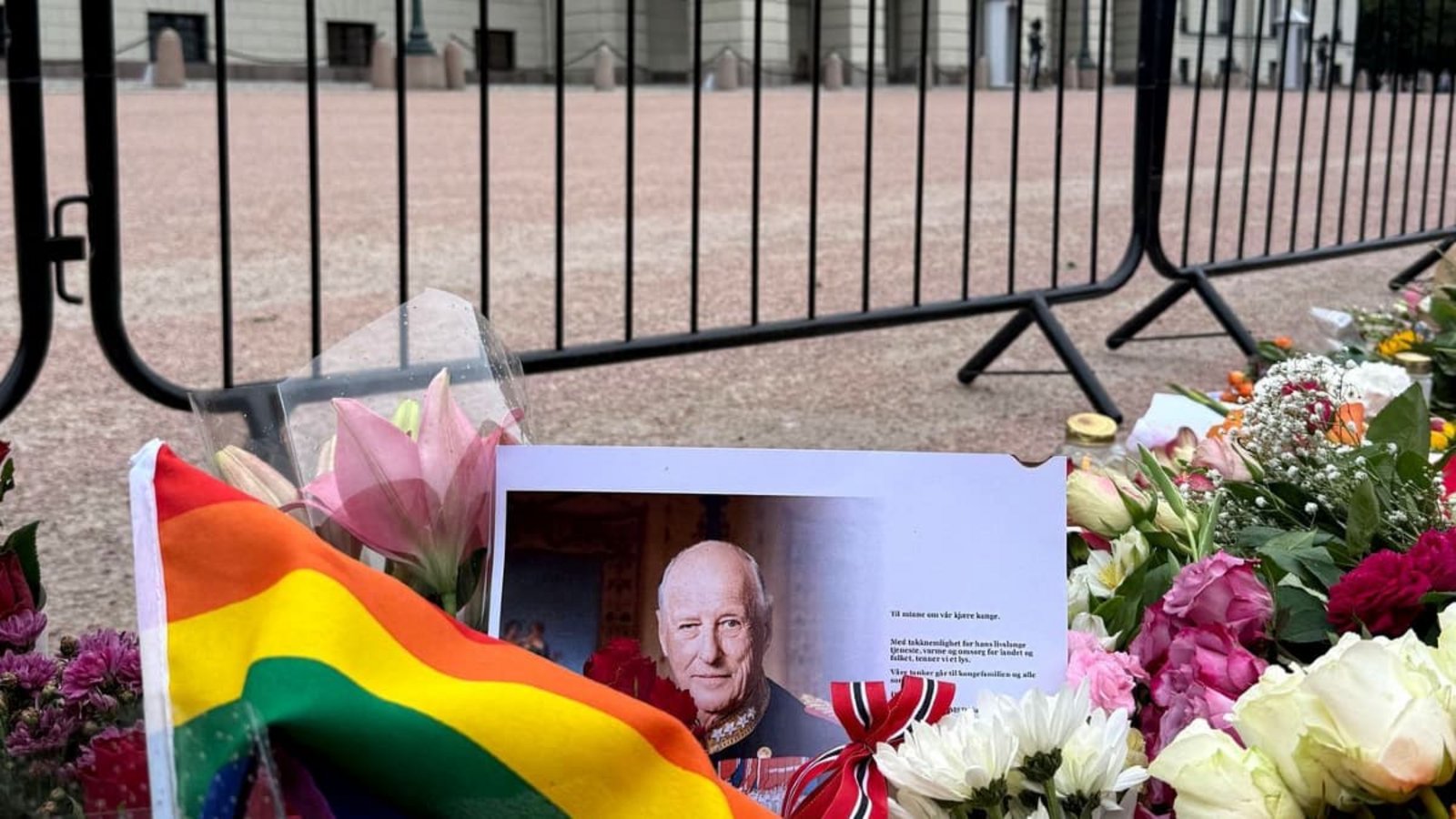 Eine Regenbogenfahne und ein Porträt des verstorbenen Königs Harald V. liegen vor dem Königlichen Schloss Oslo, wo zahlreiche Menschen zusammengekommen sind um zu trauern.Julia Wäschenbach/dpa Eine Regenbogenfahne und ein Porträt des verstorbenen Königs Harald V. liegen vor dem Königlichen Schloss Oslo, wo zahlreiche Menschen zusammengekommen sind um zu trauern.Julia Wäschenbach/dpa