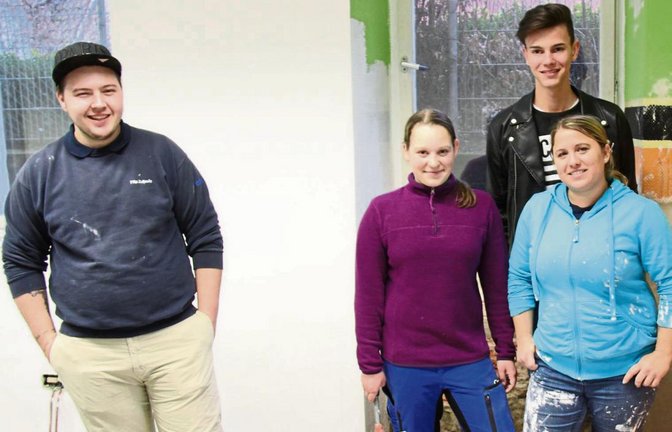 Die Jugendlichen legen mit Jugendpflegerin Müller (rechts) eine Wasserziehende Wand trocken. Foto: Lung