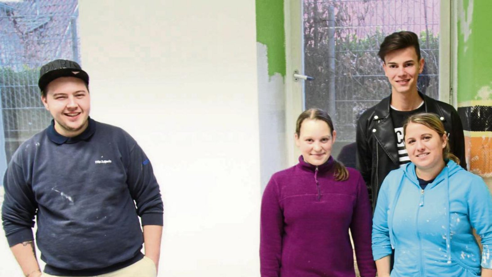 Die Jugendlichen legen mit Jugendpflegerin Müller (rechts) eine Wasserziehende Wand trocken. Foto: Lung Die Jugendlichen legen mit Jugendpflegerin Müller (rechts) eine Wasserziehende Wand trocken. Foto: Lung
