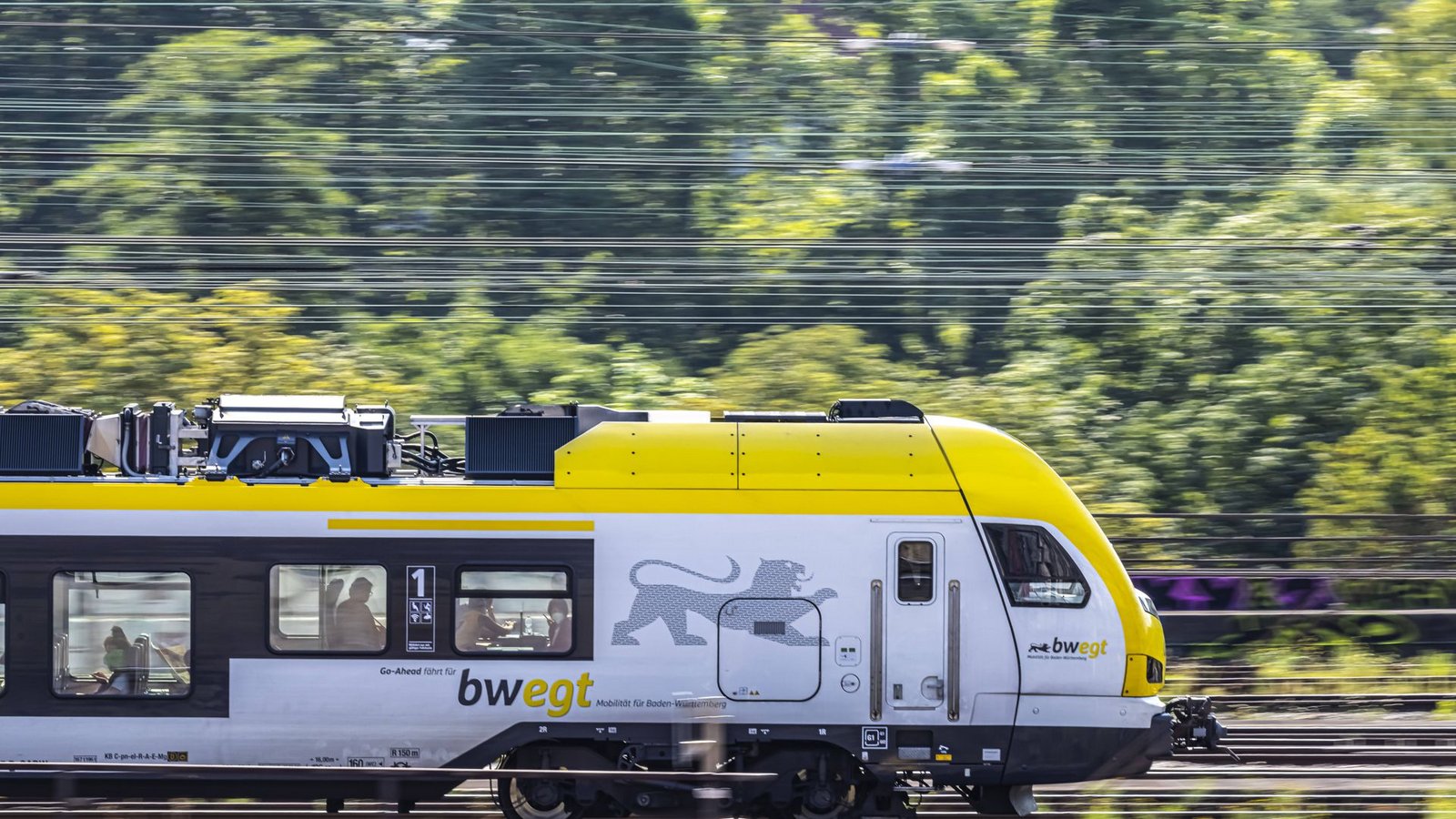 Mit Zügen im Landesdesign zeigt Baden-Württemberg Flagge. Doch insgesamt ist die Verkehrswende mühsam.Foto: imago images/Arnulf Hettrich Mit Zügen im Landesdesign zeigt Baden-Württemberg Flagge. Doch insgesamt ist die Verkehrswende mühsam.Foto: imago images/Arnulf Hettrich