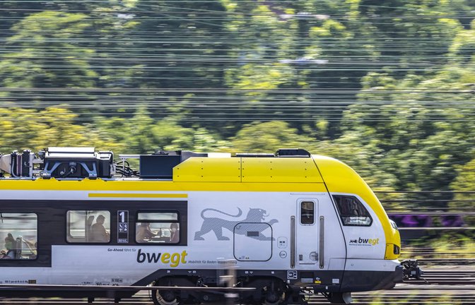 Mit Zügen im Landesdesign zeigt Baden-Württemberg Flagge. Doch insgesamt ist die Verkehrswende mühsam.<span class='image-autor'>Foto: imago images/Arnulf Hettrich</span>