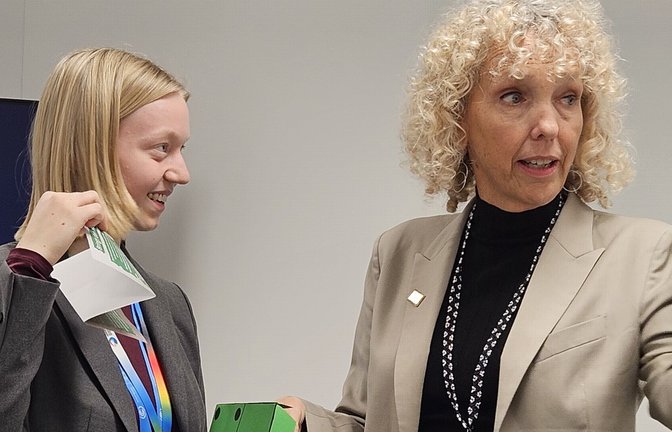 Annika Sauer aus Heidelberg (links) war unter den jungen deutschen Aktivisten, die spontan ein Gespräch mit Jennifer Morgan hatten, der deutschen Chefverhandlerin.<span class='image-autor'>Foto: privat</span>