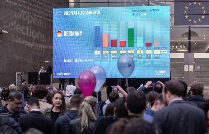 Vo dem Europäischen Parlament werden die Hochrechnungen der Wahlergebnisse aus Deutschland gezeigt. Im Vergleich zur letzten Wahl im Jahr 2019 sind dieses Mal mehr Menschen aus Deutschland wahlberechtigt.<span class='image-autor'>Foto: picture alliance/dpa/Marcel Kusch</span>