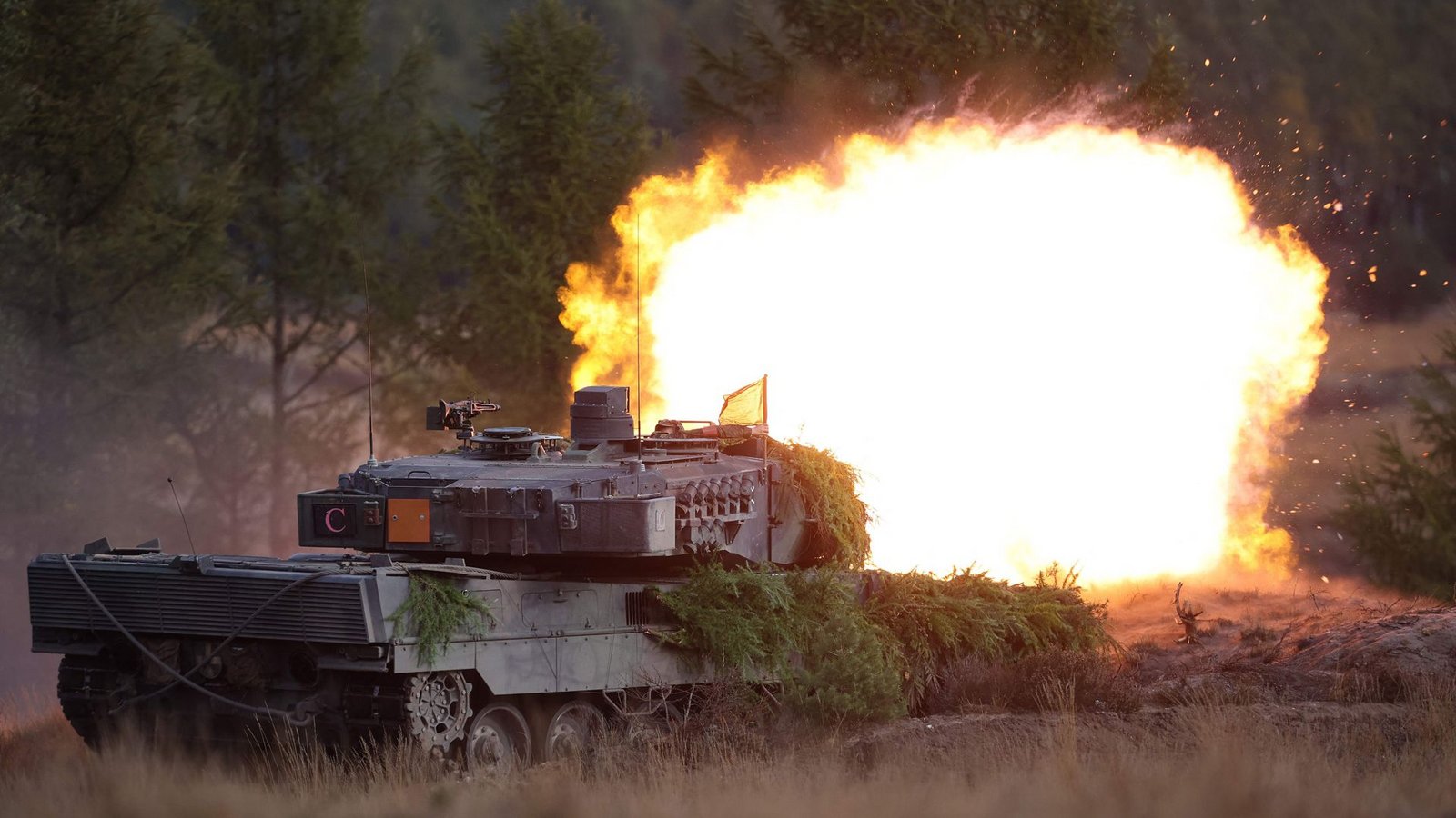 Ein Leopard 2 A7V des Panzerbataillons 203 bei einem Gefechtsschießen auf dem Truppenübungsplatz im niedersächsischen Bergen: bedingt verteidigungsbereit.Foto: RONNY HARTMANN/AFP Ein Leopard 2 A7V des Panzerbataillons 203 bei einem Gefechtsschießen auf dem Truppenübungsplatz im niedersächsischen Bergen: bedingt verteidigungsbereit.Foto: RONNY HARTMANN/AFP