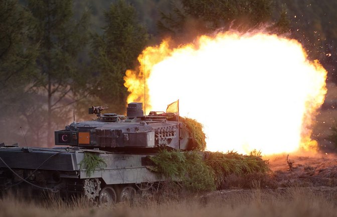 Ein Leopard 2 A7V des Panzerbataillons 203 bei einem Gefechtsschießen auf dem Truppenübungsplatz im niedersächsischen Bergen: bedingt verteidigungsbereit.<span class='image-autor'>Foto: RONNY HARTMANN/AFP</span>