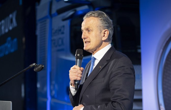 Nach seiner  Rede muss sich OB Frank Nopper auch noch etwas etwas anhören.<span class='image-autor'>Foto: Lichtgut/Julian Rettig</span>