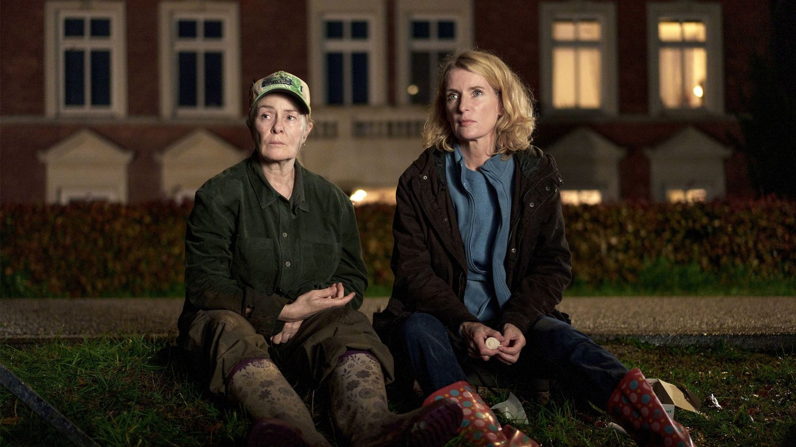 Kann sich in Bäuerin Marlies Feldhusen (Lina Wendel, l.) hineinfühlen: Charlotte Lindholm (Maria Furtwängler, r.).Foto: NDR/Christine Schroeder Kann sich in Bäuerin Marlies Feldhusen (Lina Wendel, l.) hineinfühlen: Charlotte Lindholm (Maria Furtwängler, r.).Foto: NDR/Christine Schroeder