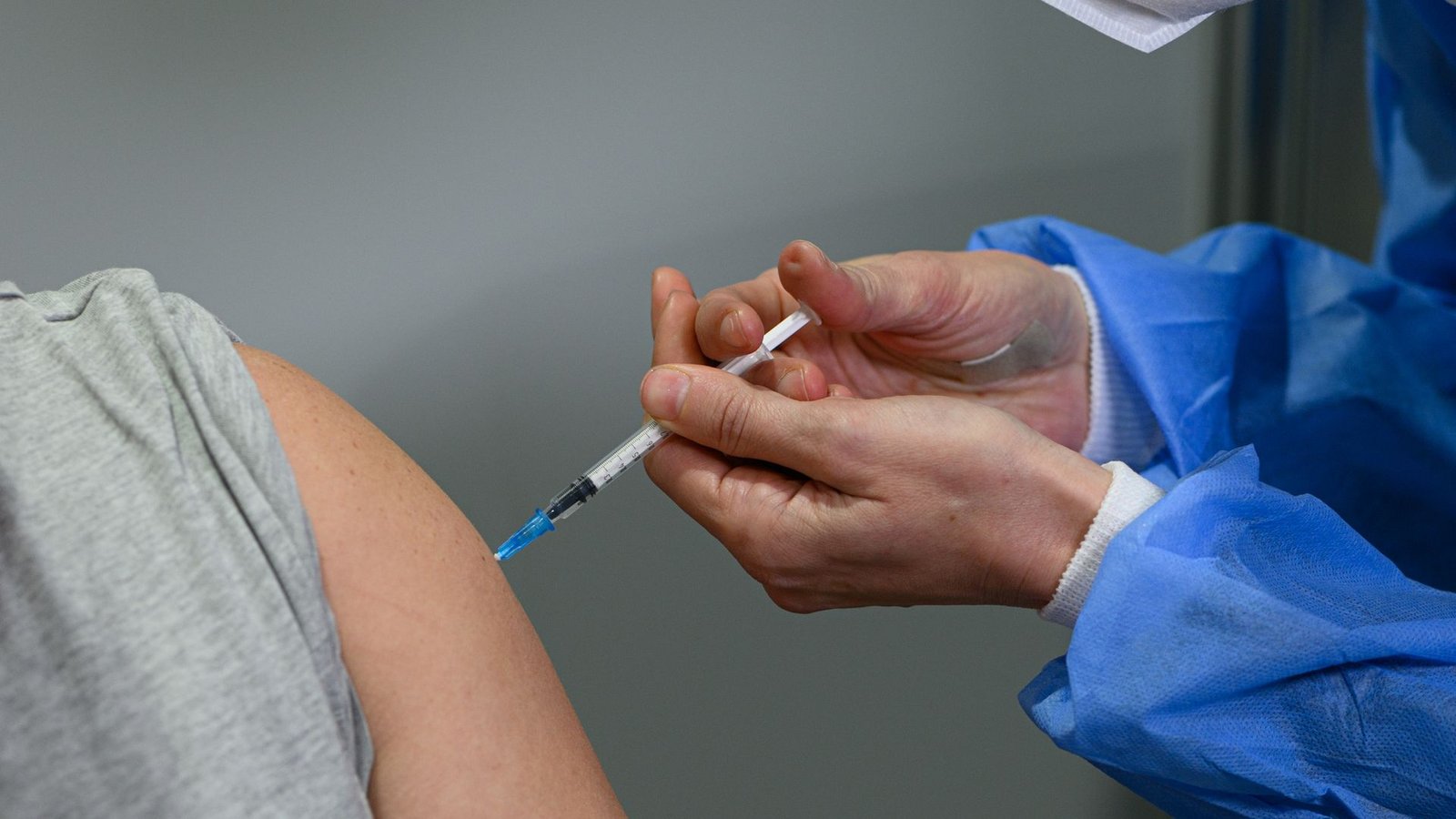 Ein Impfling lässt sich im Impfzentrum mit dem Corona-Impfstoff von Novavax impfen. (zu dpa "Standardimpfungen rückläufig in Sachsen - Plus bei anderen")<span class='image-autor'>Foto: Robert Michael/dpa-Zentralbild/dpa</span>