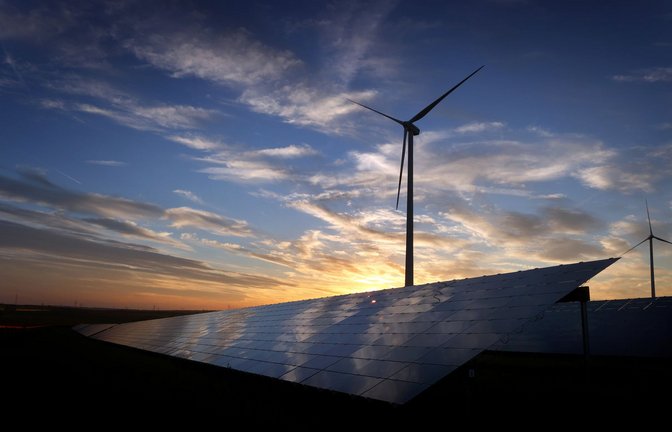 Solarstrom legt in Deutschland weiter zu - die Stromerzeugung von Windrädern ging zurück.<span class='image-autor'>Foto: Karl-Josef Hildenbrand/dpa</span>