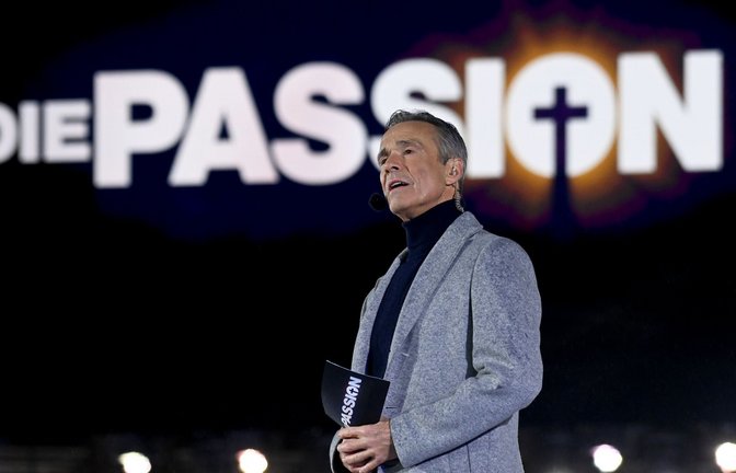 Hannes Jaenicke steht als Erzähler bei der RTL-Oster-Produktion „Die Passion“ auf der Bühne.<span class='image-autor'>Foto: dpa/Swen Pförtner</span>
