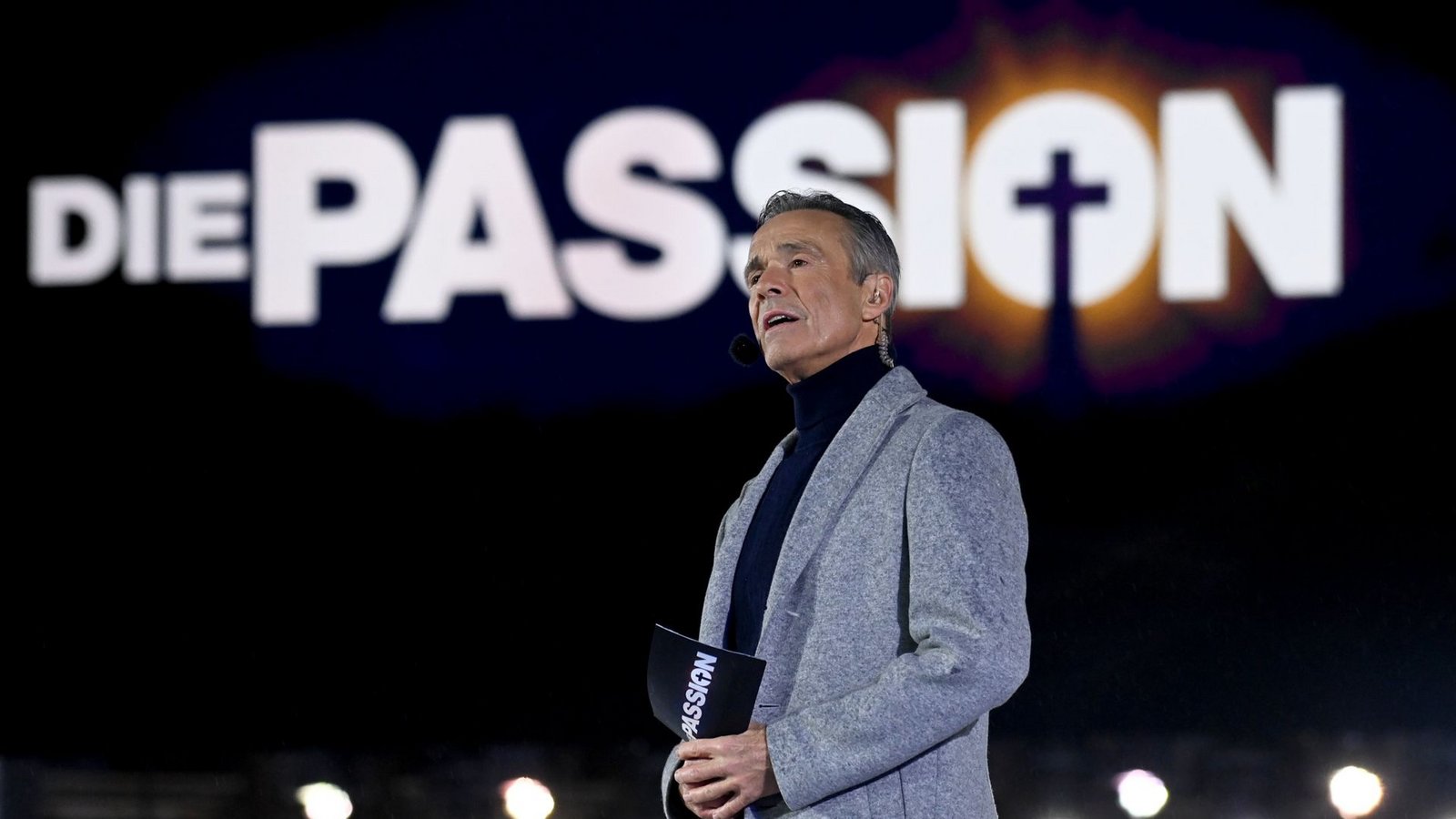 Hannes Jaenicke steht als Erzähler bei der RTL-Oster-Produktion „Die Passion“ auf der Bühne.Foto: dpa/Swen Pförtner Hannes Jaenicke steht als Erzähler bei der RTL-Oster-Produktion „Die Passion“ auf der Bühne.Foto: dpa/Swen Pförtner