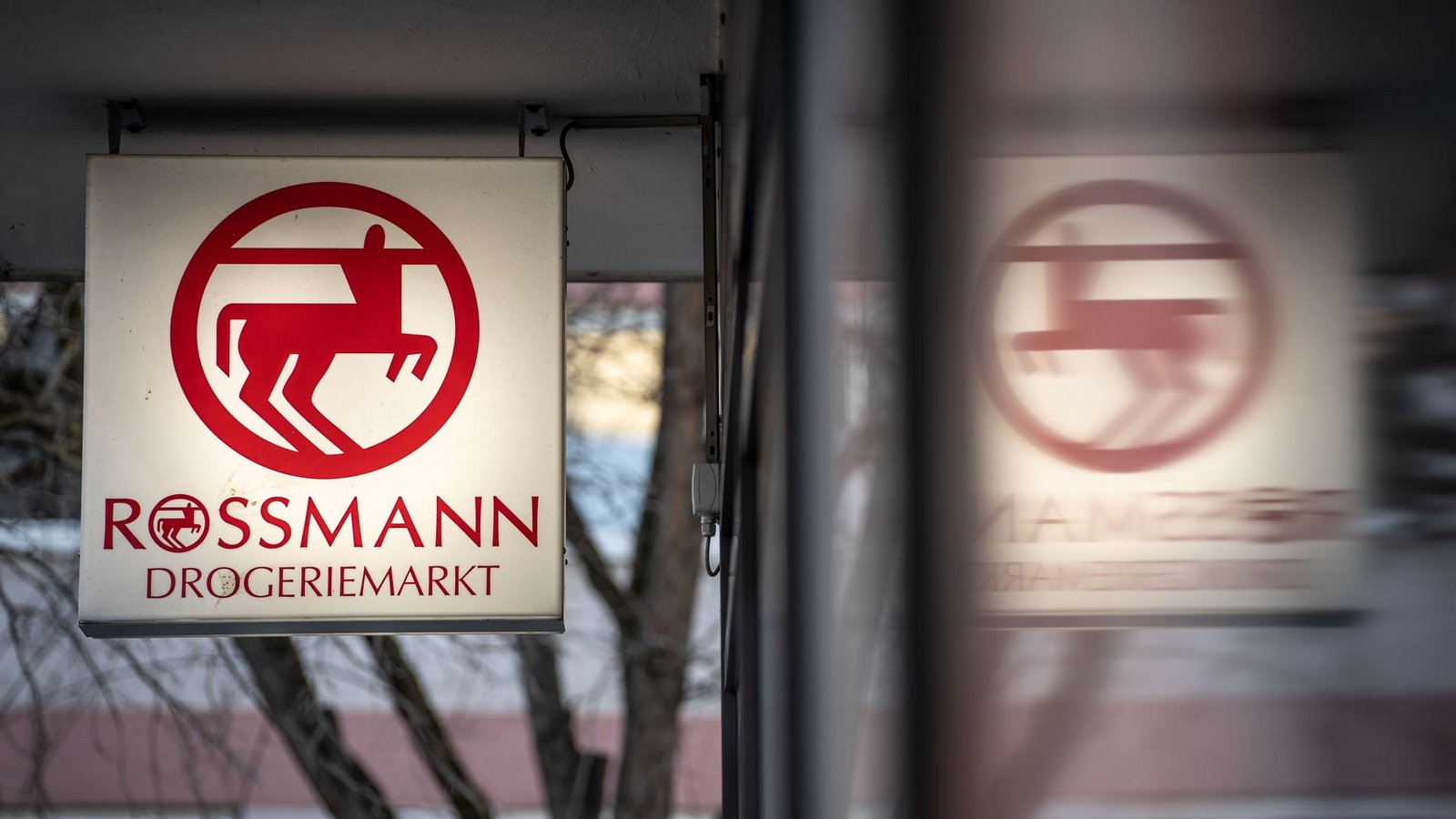 Die Drogeriemarktkette Rossmann hat im vergangenen Jahr deutlich zugelegt und einen Rekordumsatz verbucht.Foto: Frank Rumpenhorst/dpa