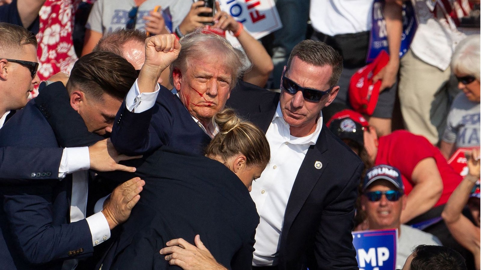 Mit geballter Faust – das Attentat auf Donald Trump schockt die USA.Foto: AFP/Rebecca Droke Mit geballter Faust – das Attentat auf Donald Trump schockt die USA.Foto: AFP/Rebecca Droke