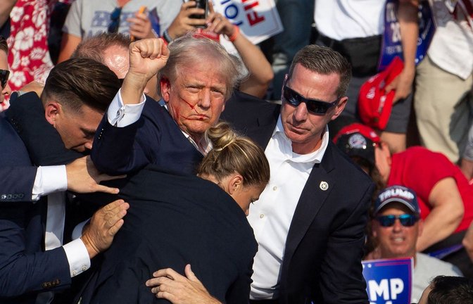 Mit geballter Faust – das  Attentat auf Donald Trump schockt die USA.<span class='image-autor'>Foto: AFP/Rebecca Droke</span>