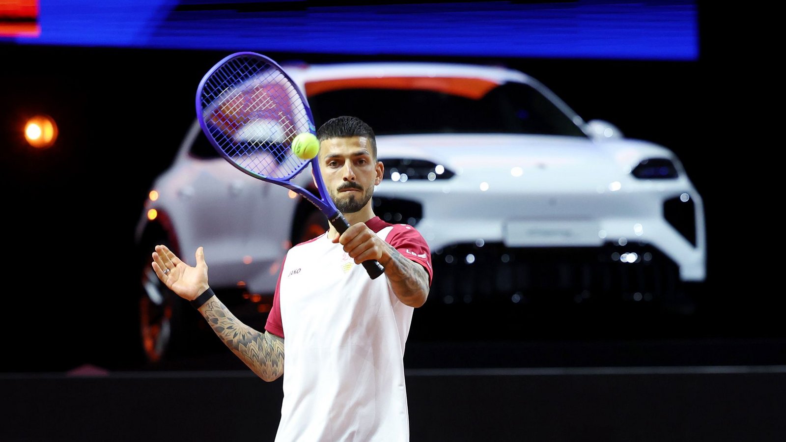 VfB-Torhüter Fabian Bredlow ist bei der „Porsche One Point Challenge“  an dem Montag vor dem Hauptrundenauftakt (13.April) dabei. Hier entscheidet ein einziger Ballwechsel über Ausscheiden und Weiterkommen. Sein Auftritt ist nur kurz, er muss sich bereits in der ersten Runde der späteren Gewinnerin Eva Bennemann geschlagen geben.Foto: Baumann/Julia Rahn