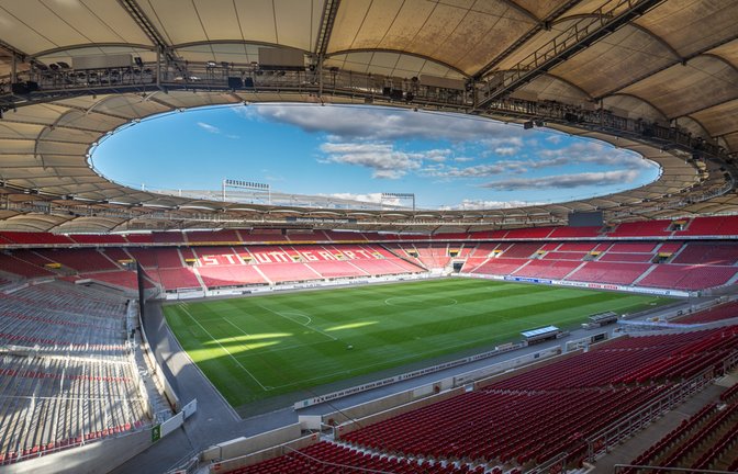 Auch in der MHP Arena erscheint das Fußballfeld gestreift (Foto von 2016, damals noch Mercedes-Benz-Arena)<span class='image-autor'>Foto: Philipp Salveter/ Shutterstock</span>