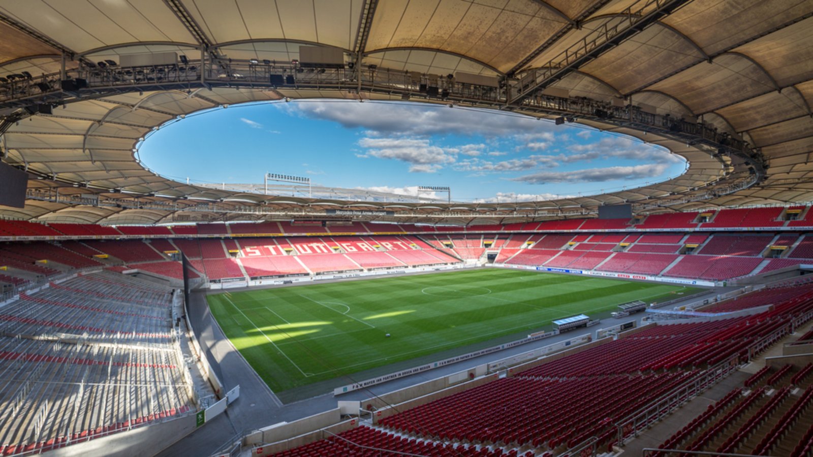 Auch in der MHP Arena erscheint das Fußballfeld gestreift (Foto von 2016, damals noch Mercedes-Benz-Arena)Foto: Philipp Salveter/ Shutterstock