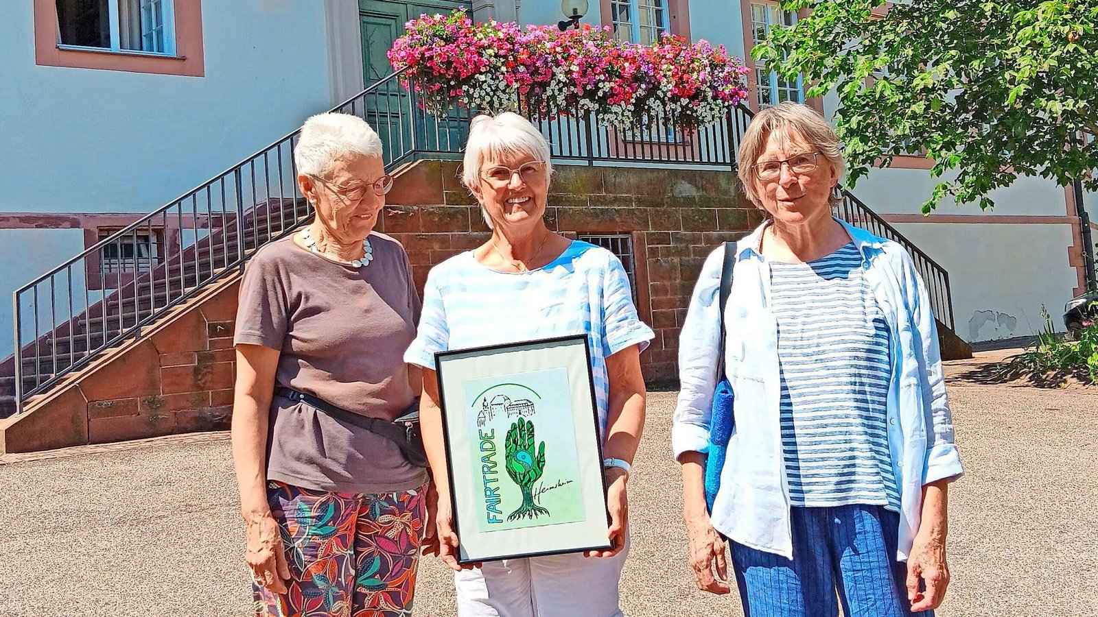 Sie engagieren sich seit über zehn Jahren für fairen Handel in Heimsheim (von links): Therese Joachim, Cornelia Packmor mit dem Fairtrade-Logo, das Schülerinnen und Schüler der Ludwig-Uhland-Schule entworfen haben, und Renate Niehaus.Foto: Brunhilde Arnold Sie engagieren sich seit über zehn Jahren für fairen Handel in Heimsheim (von links): Therese Joachim, Cornelia Packmor mit dem Fairtrade-Logo, das Schülerinnen und Schüler der Ludwig-Uhland-Schule entworfen haben, und Renate Niehaus.Foto: Brunhilde Arnold