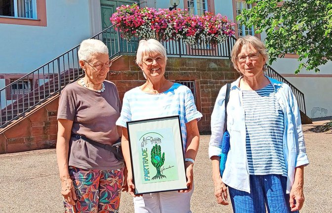 Sie engagieren sich seit über zehn Jahren für fairen Handel in Heimsheim (von links): Therese Joachim, Cornelia Packmor mit dem Fairtrade-Logo, das Schülerinnen und Schüler der Ludwig-Uhland-Schule entworfen haben, und Renate Niehaus.<span class='image-autor'>Foto: Brunhilde Arnold</span>