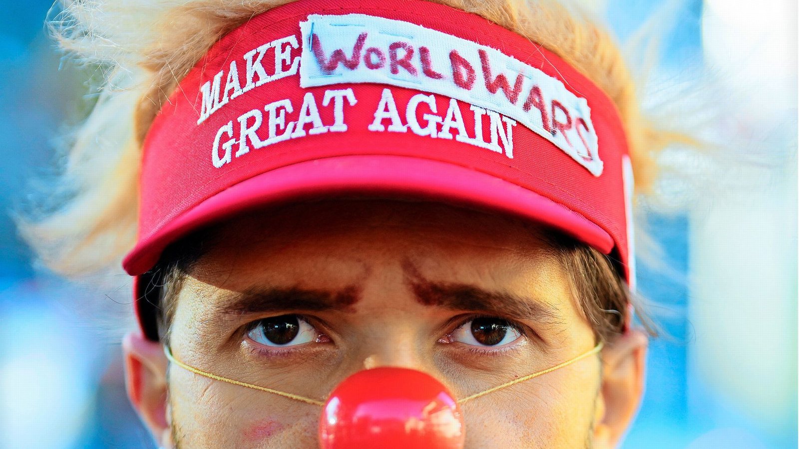 Ein verkleideter Mann demonstriert in Davos gegen Donald Trump. Der US-Präsident wird in dem Schweizer Bergort zum Weltwirtschaftsforum erwartet.Foto: Markus Schreiber/dpa Ein verkleideter Mann demonstriert in Davos gegen Donald Trump. Der US-Präsident wird in dem Schweizer Bergort zum Weltwirtschaftsforum erwartet.Foto: Markus Schreiber/dpa
