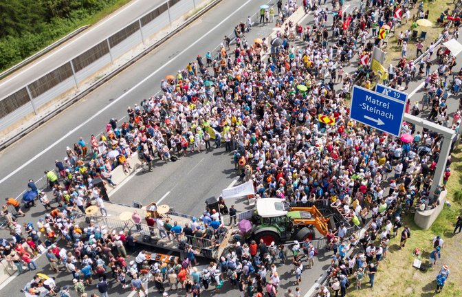 Viele Teilnehmer kamen zur Demo bei Matrei am Samstagnachmittag.<span class='image-autor'>Foto: Peter Kneffel/dpa/Peter Kneffel</span>