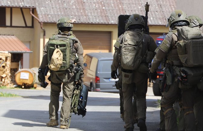 Polizisten des Spezialeinsatzkommandos machen sich für den Zugriff bei einen Einsatz in Boxberg-Bobstadt 2023 ihr gepanzertes Transportfahrzeug.<span class='image-autor'>Foto: StN/Franz Feyder</span>