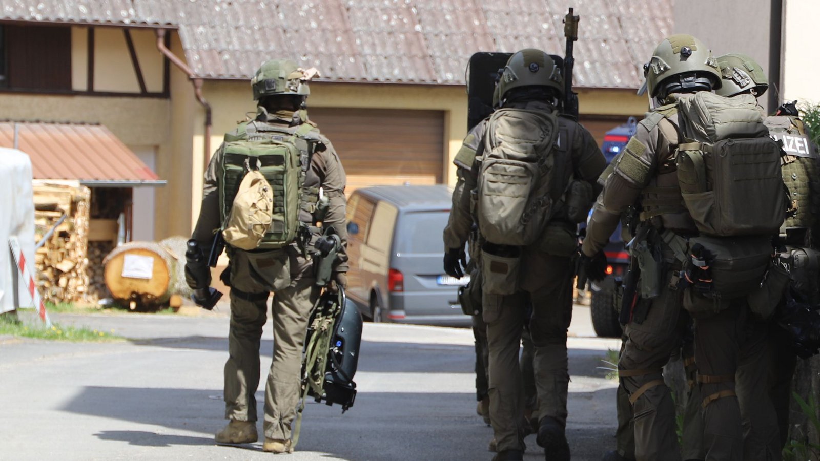 Polizisten des Spezialeinsatzkommandos machen sich für den Zugriff bei einen Einsatz in Boxberg-Bobstadt 2023 ihr gepanzertes Transportfahrzeug.Foto: StN/Franz Feyder