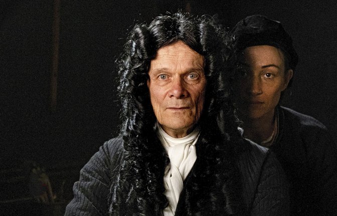 Edgar Selge als Gottfried Wilhelm Leibniz und Aenne Schwarz als Aaltje van de Meer<span class='image-autor'>Foto: epd</span>