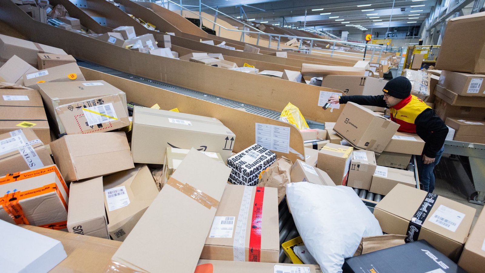 Gefährliche oder rechtswidrige Produkte von Online-Märkten landen auch in den digitalen Einkaufskörben deutscher Verbraucher. (Symbolbild)Foto: Rolf Vennenbernd/dpa